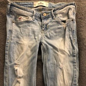 HOLLISTER- size 0R (W24 L33) light blue denim jeans with rips